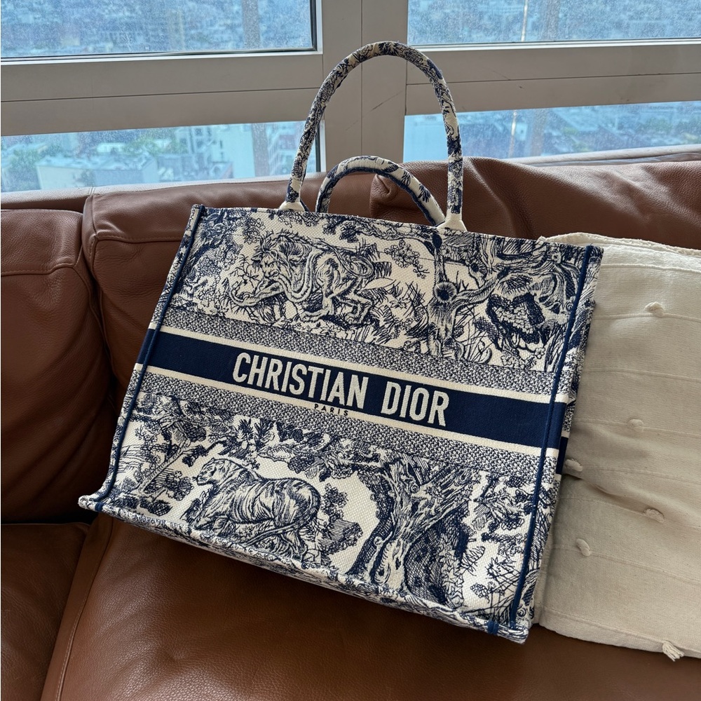 Dior canvas book tote bag Large size in blue and white. Toile de Jouy pattern.